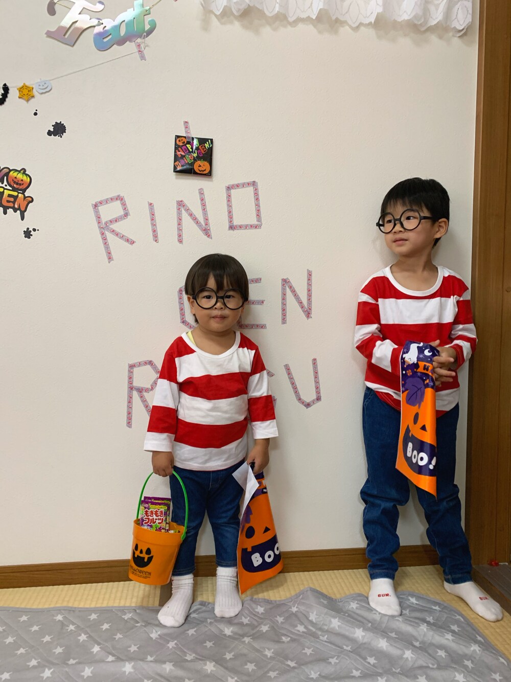 「wearhalloween2021、ウォーリーをさがせ！、halloween、ハロウィン、ボーダー、デニム、デニムパンツ、赤、2歳、4歳」｜「TiTiのアイテム（Tシャツ/カットソー、レッド系）」を使った、まりたさん（キッズ・110cm）の秋コーディネートの1枚目の写真