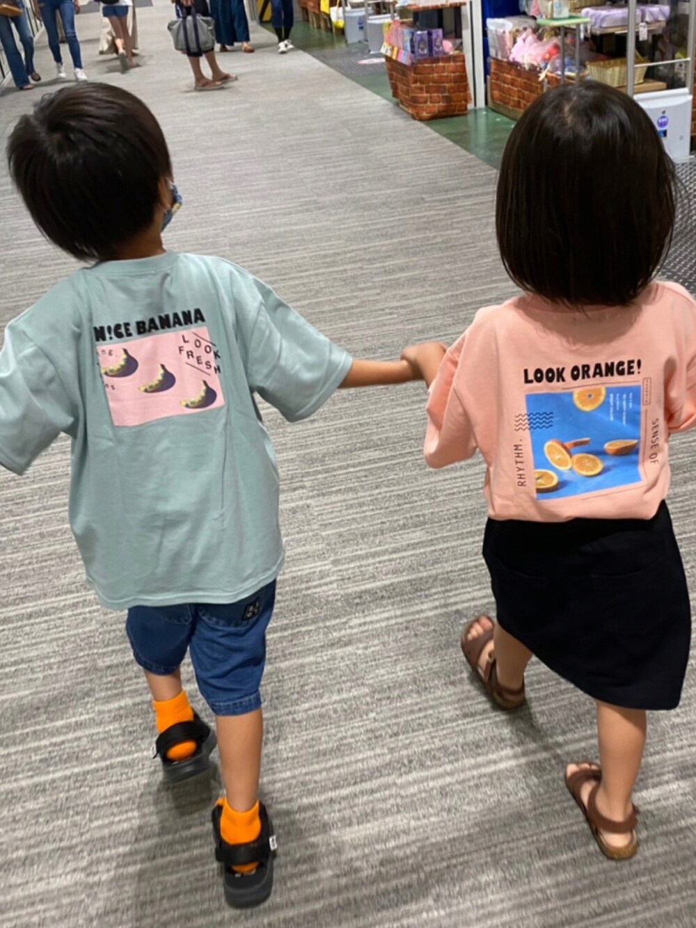 「休日スタイル、夏、楽チンコーデ、カジュアル、夏だ！Tシャツ着よう！、今日のコーデ、ootd、デニム、4歳、双子コーデ」｜「green label relaxingの【ジュニア】フルーツフォトプリントTEE（Tシャツ/カットソー、グリーン系）」を使った、まりたさん（キッズ・110cm）の夏コーディネートの1枚目の写真