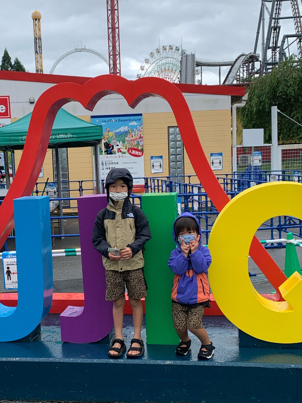 「カジュアル、雨の日コーデ、ひょう柄、柄パンツ、休日コーデ、おしゃれさんと繋がりたい、スポーツサンダル、ノースフェイス、THE NORTH FACE、秋コーデ」｜「NEW BALANCEのYH750（サンダル、ブラック系）」を使った、まりたさん（キッズ・120cm）の夏コーディネートの1枚目の写真