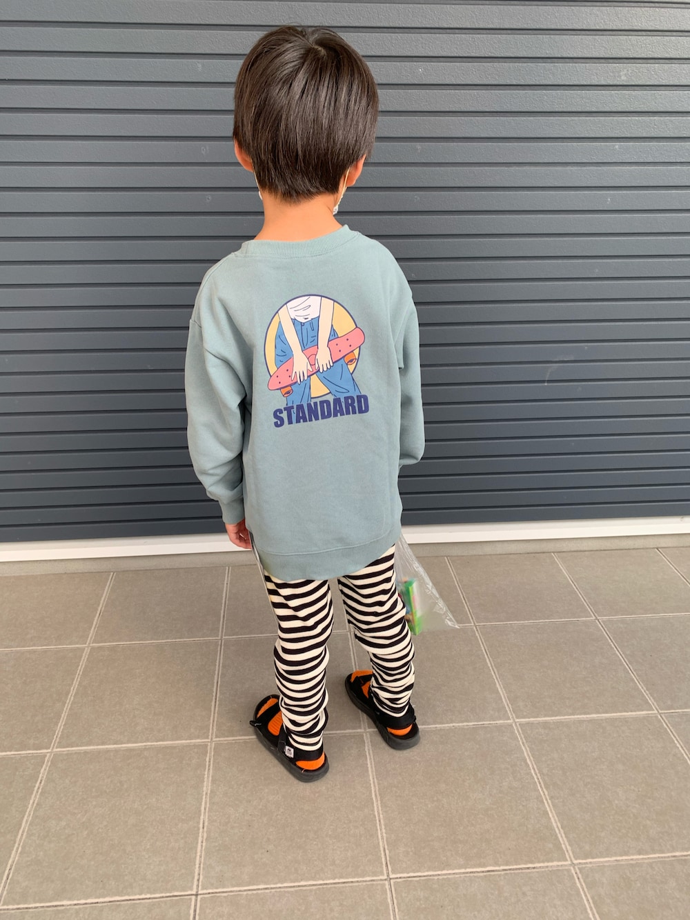 「秋コーデ、秋服、カジュアル、ボーダー、レギンス、ネオンカラー、スポサン、5歳、6歳、休日スタイル、ゆるコーデ、いいね、save、フォローお願いします🤑」｜「devirockのデビラボ バックプリント 裏毛トレーナー（スウェット、その他）」を使った、まりたさん（レディース・164cm）の秋コーディネートの1枚目の写真