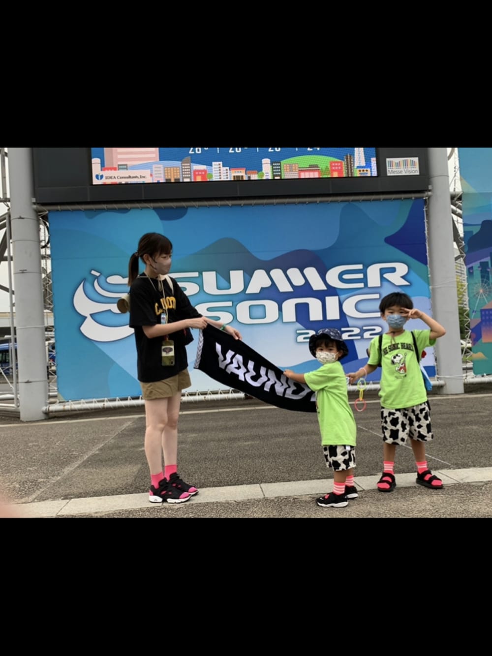 「サマソニ、フェススタイル、パンツコーデ、夏フェス、夏コーデ、ラクチンコーデ、ネオンカラー、柄パンツ、蛍光カラー、ラフ、ショートパンツ、休日スタイル、プチプラ、おしゃれさんと繋がりたい」｜「Reebokのインスタポンプフューリー サンダル [INSTAPUMP FURY SANDAL］リーボック（サンダル、ブラック系）」を使った、まりたさん（レディース・164cm）の夏コーディネートの1枚目の写真