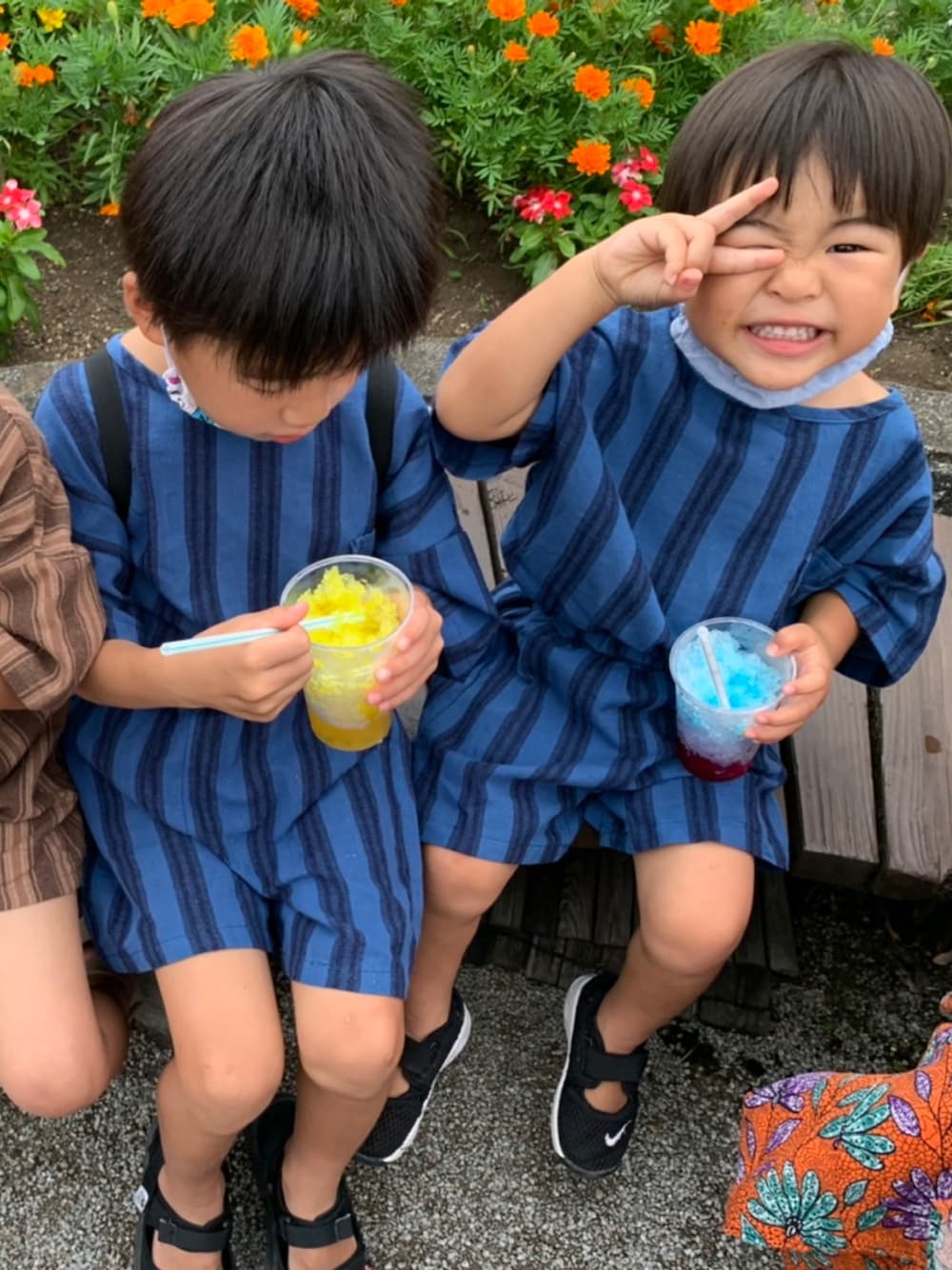 「セットアップ、真夏のアクティブスタイル、カジュアル、おそろいコーデ、3歳、5歳、男の子、夏祭り、おしゃれさんと繋がりたい、ブルー、シンプル」｜「aimohaのaimoha-KIDS- 韓国子供服　ストライプ柄半袖トップスハーフパンツセットアップ（セットアップ、ブルー系）」を使った、まりたさん（キッズ・120cm）の夏コーディネートの1枚目の写真