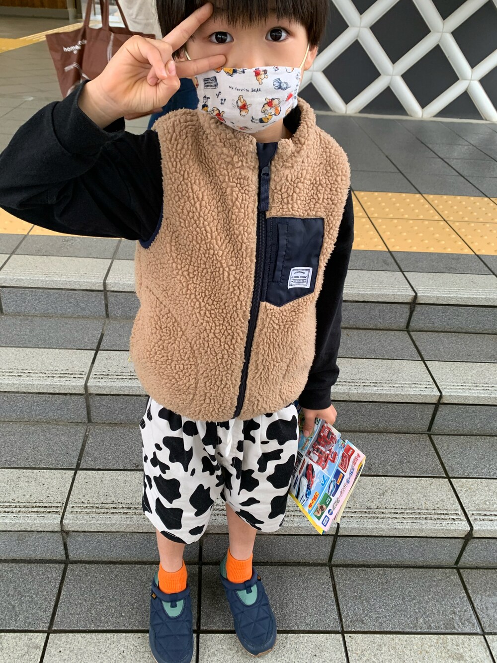 「ベスト、休日コーデ、カジュアルコーデ、秋コーデ、あったかコーデ、プチプラコーデ、ootd、男の子、6歳」｜「BREEZEのアイテム（ベスト、ベージュ系）」を使った、まりたさん（キッズ・120cm）の秋コーディネートの1枚目の写真