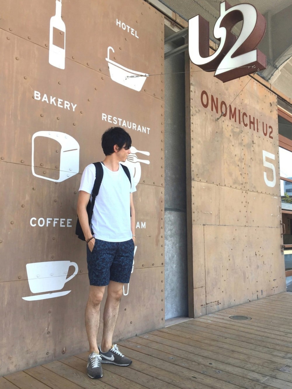 ブルー系のその他パンツ、グリーン系のスニーカー、ホワイト系のTシャツ/カットソーを着用したメンズの夏コーディネートの1枚目の写真