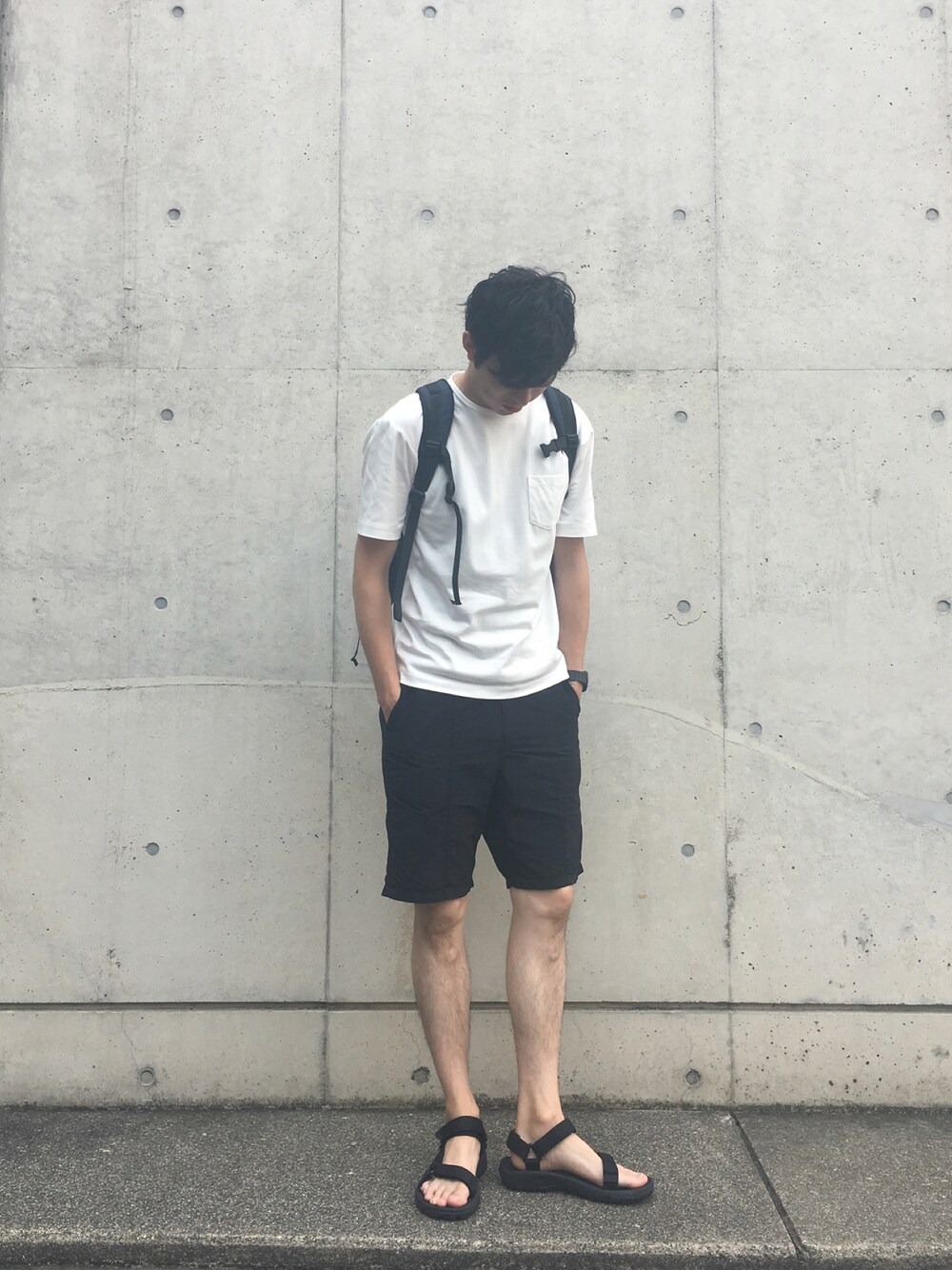 ブラック系のサンダル、ブラック系のその他パンツ、ホワイト系のTシャツ/カットソーを着用したメンズの夏コーディネートの1枚目の写真