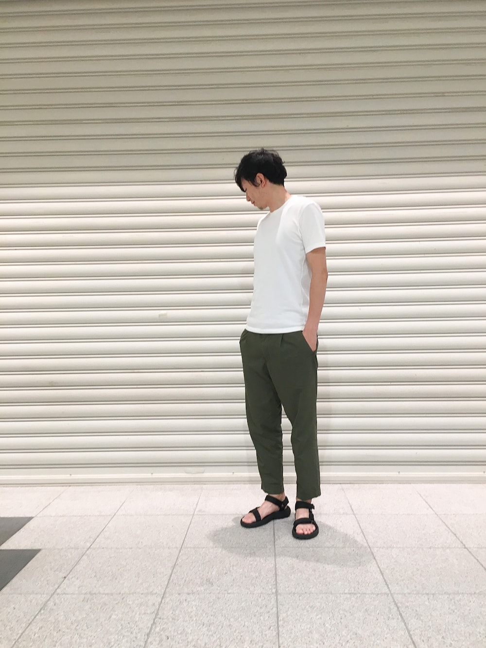 グリーン系のその他パンツ、ブラック系のサンダル、ホワイト系のTシャツ/カットソーを着用したメンズの夏コーディネートの1枚目の写真