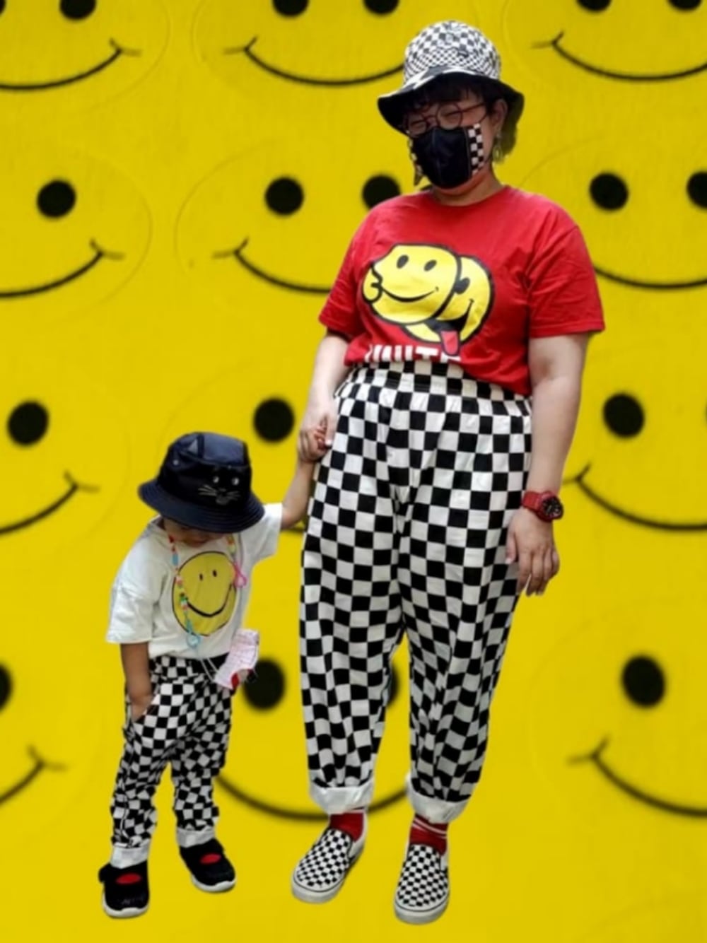 「smile、スマイル、スマイリー、ニコちゃん、チェッカーフラッグ、バケットハット、古着、VANS、markey's、親子コーデ、おやこーで。、おそろいコーデ、リンクコーデ、でぶ、ぽっちゃり」｜「VANSのアイテム（ハット、ホワイト系）」を使った、もこもこさん（レディース・162cm）の秋コーディネートの1枚目の写真