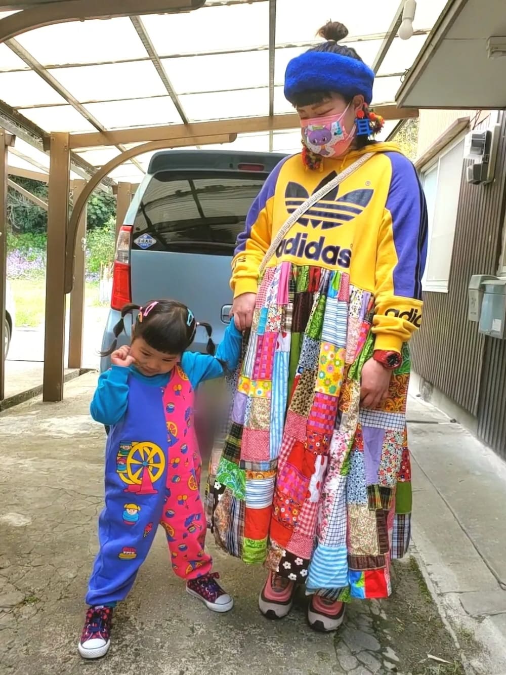「リメイクワンピース、adidas、古着リメイク、アメリカ子供服、カラフル、パッチワーク、ファーヘアバンド、NIKE、はじめましてコーデ、converse、おやこーで。、親子コーデ、母と娘、でぶ、ぽっちゃり」｜「VINTAGEのアイテム（オールインワン・サロペット、その他）」を使った、もこもこさん（レディース・162cm）の春コーディネートの1枚目の写真