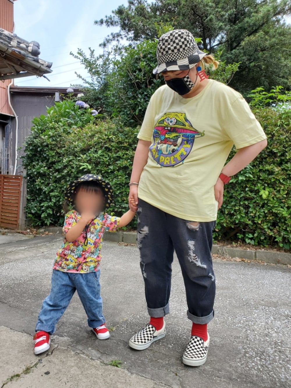 「スポンジボブ、H&M、デニム、公園、バケットハット、チェッカーフラッグ、VANS、スポーティ、おやこーで。、親子コーデ、おそろいコーデ、リンクコーデ、でぶ、ぽっちゃり」｜「H&Mのアイテム（Tシャツ/カットソー、イエロー系）」を使った、もこもこさん（レディース・162cm）の夏コーディネートの1枚目の写真