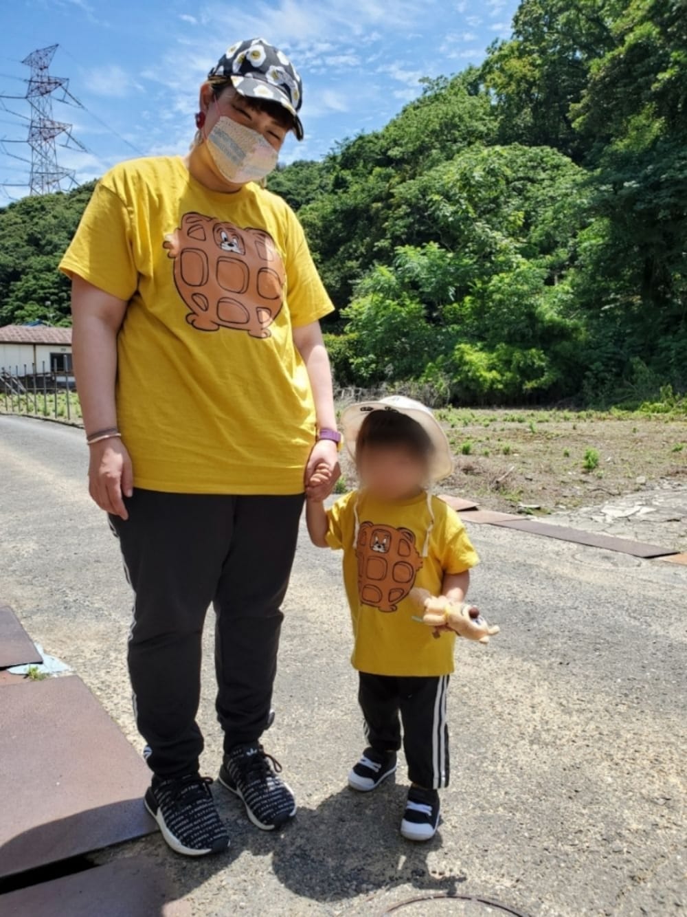 「トムとジェリー、公園、ラインパンツ、markey's、スポーティ、adidas originals、おやこーで。、親子コーデ、リンクコーデ、おそろいコーデ、でぶ、ぽっちゃり」｜「MARKEY'Sのトムとジェリー 半袖Tシャツ（Tシャツ/カットソー、イエロー系）」を使った、もこもこさん（レディース・162cm）の夏コーディネートの1枚目の写真