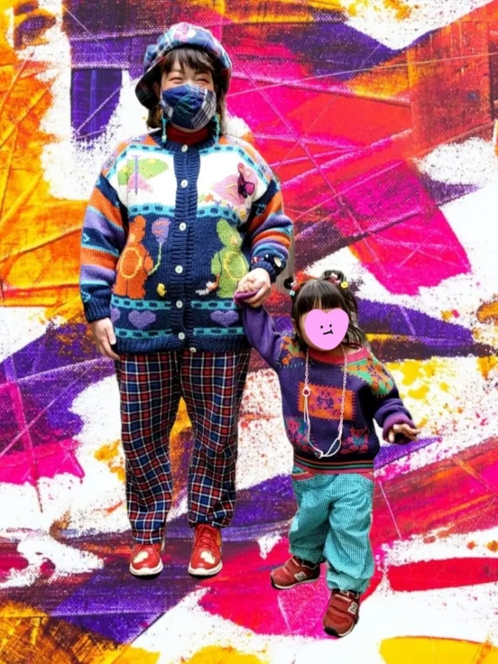 「古着、カラフル、ヴィンテージ、くまさん、テディベア、チェックパンツ、キッズコーデ、ニューバランス、エスタシオン、親子コーデ、おやこーで。、おそろいコーデ、リンクコーデ、でぶ、ぽっちゃり」｜「VINTAGEのアイテム（ニット/セーター、ブルー系）」を使った、もこもこさん（レディース・162cm）の冬コーディネートの1枚目の写真