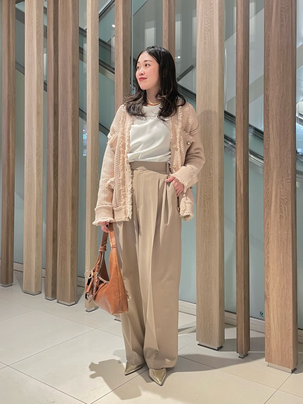 「春色、スラックス、春服コーデ、おでかけコーデ、ゆるコーデ、大人コーデ、オトナ女子、カーディガンコーデ、春ニット、ワントーンコーデ、ベージュ、ベージュコーデ、30代コーデ、骨格ウェーブ、ウィムガゼット」｜「Whim Gazetteのワイドタックパンツ（スラックス、ベージュ系）」を使った、CHIHIROさん（レディース・161cm）の春コーディネートの1枚目の写真
