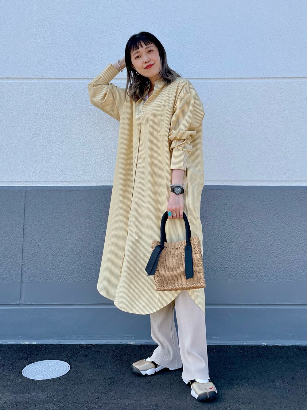 「カラー×コーデ、イエロー、トートバッグ、ロングワンピース、休日スタイル、春コーデ、春カラー、大人ガーリー、プリーツパンツ、エアリフト、かごバッグ、スクエアバッグ、ストライプ、ストライプシャツ、シンプルコーデ」｜「CPCMのカラーストライプロングシャツワンピース（シャツワンピース、イエロー系）」を使った、CHIHIROさん（レディース・161cm）の春コーディネートの1枚目の写真