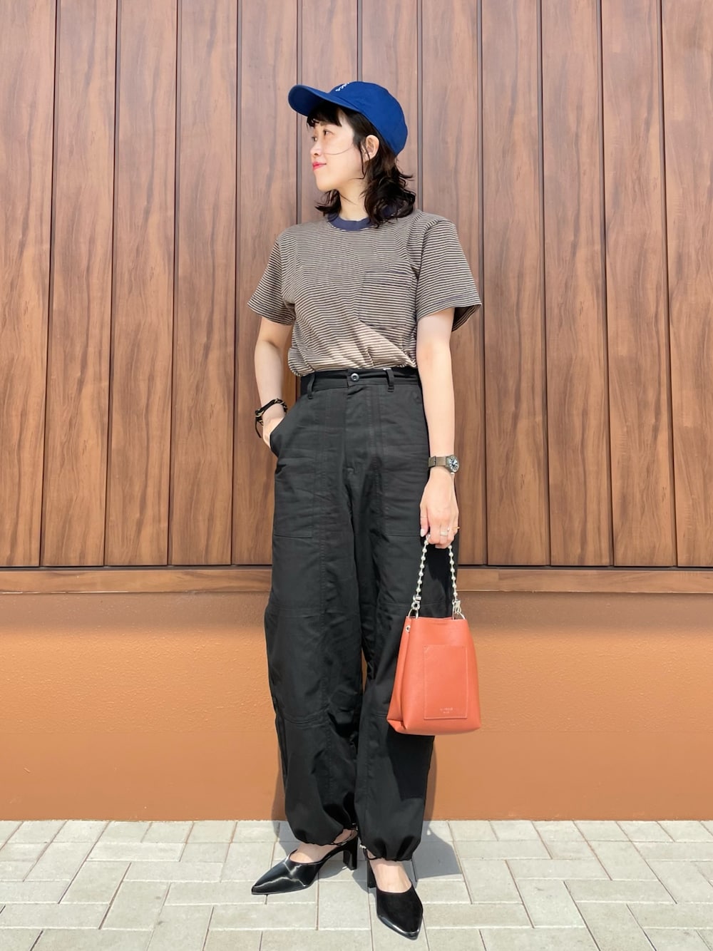 「タックイン、モノトーン、ハンドバッグ、大人カジュアル、秋服準備はじめました、ハイウエスト、オトナ女子、秋先取りコーデ、秋コーデ、ミニバッグ、ワークパンツ、ミュール、ボーダー、キャップ、ドロストパンツ」｜「CPCMの裾ドロストワークパンツ（カーゴパンツ、ブラック系）」を使った、CHIHIROさん（レディース・161cm）の夏コーディネートの1枚目の写真