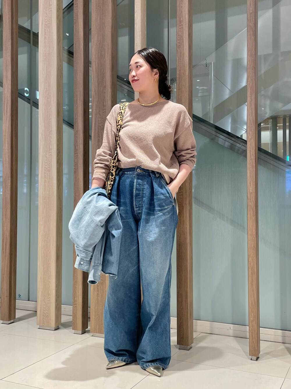 「シアートップス、今日のコーデ、春カラー、パンツコーデ、楽チンコーデ、ベージュコーデ、メッシュ、メッシュニット、デニム、デニムパンツ、デニムコーデ、サスペンダー、レオパード、トートバッグ、30代コーデ」｜「Whim Gazetteの【Hoaw.】ポインテッドパンプス（パンプス、ゴールド系）」を使った、CHIHIROさん（レディース・161cm）の春コーディネートの1枚目の写真