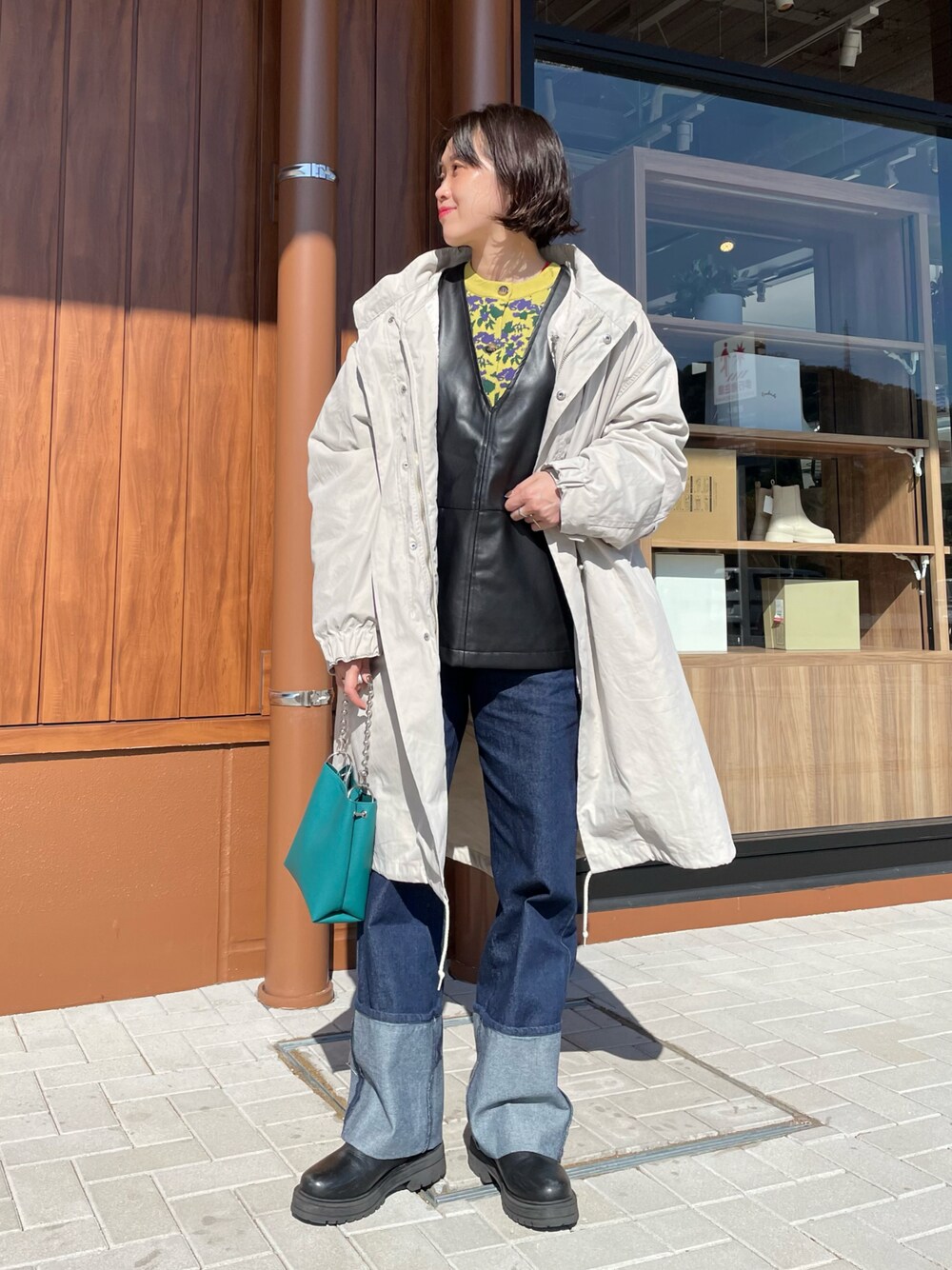 「秋ルック紹介するよ、デニム、秋冬コーデ、カラーコーデ、骨格ウェーブ、モッズコート、レザーベスト、ベスト、カーディガン、花柄、厚底シューズ、レイヤードスタイル、ミニバッグ、レザー、秋コーデ」｜「CPCMの3WAYキルティングジャケット付きビッグシルエットモッズコート（モッズコート、ホワイト系）」を使った、CHIHIROさん（レディース・161cm）の秋コーディネートの1枚目の写真