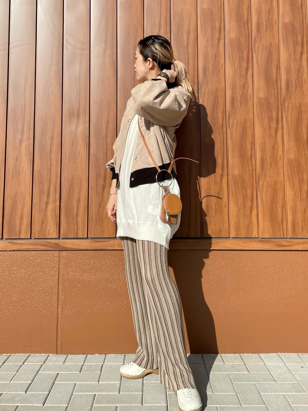 「春カラー、パンツスタイル、春コーデ、プチプラコーデ、大人カジュアル、淡色コーデ、プチプラ、カラーパレット、ストライプ、ニットパンツ、お財布ショルダー、ミニバッグ、ベージュ、サボ、CPCM」｜「troentorpのアイテム（シューズ、ホワイト系）」を使った、CHIHIROさん（レディース・161cm）の冬コーディネートの1枚目の写真