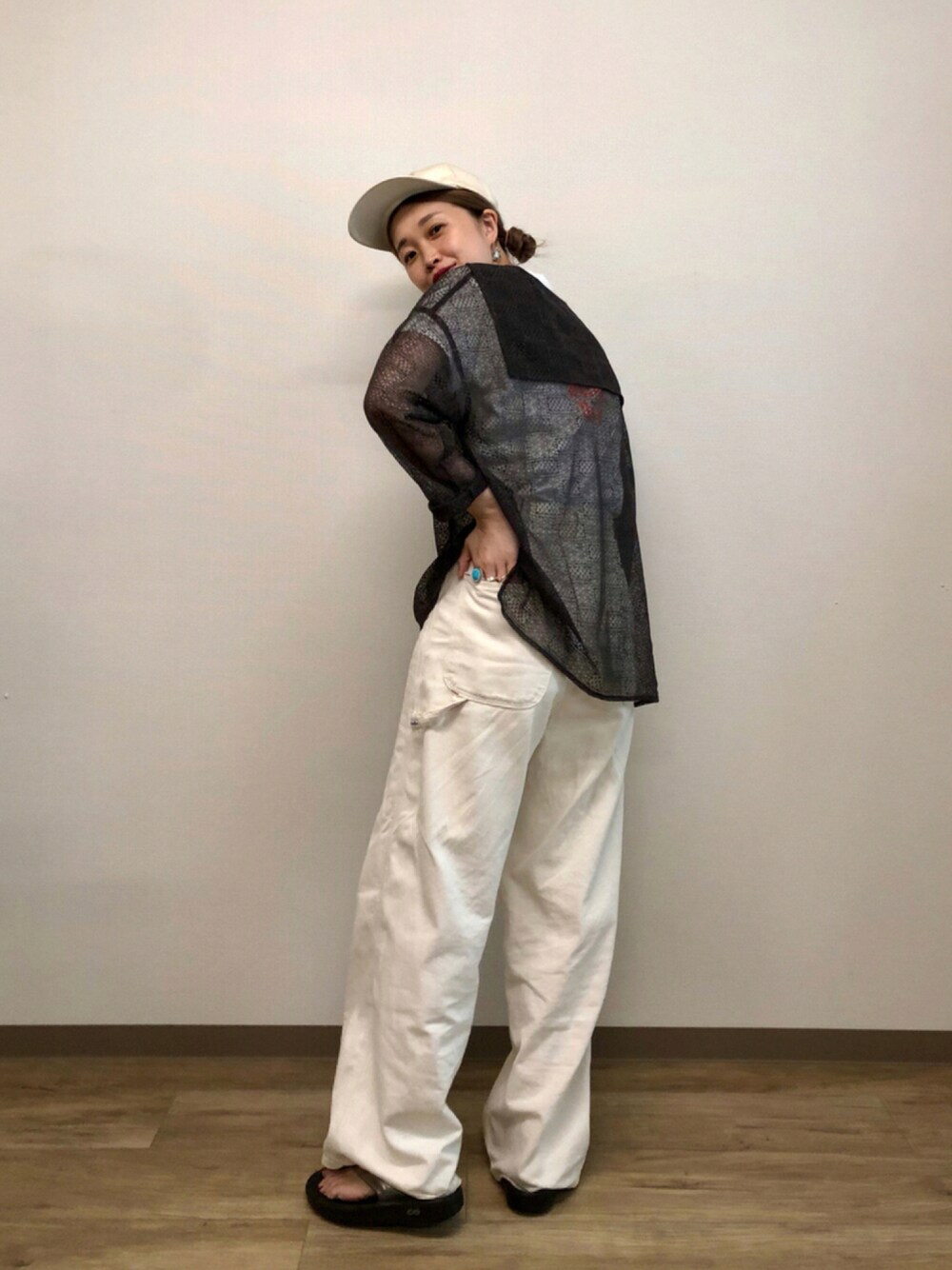 ホワイト系のデニムパンツ、ブラック系のサンダル、ブラウン系のシャツ/ブラウスを着用したレディースの夏コーディネートの1枚目の写真