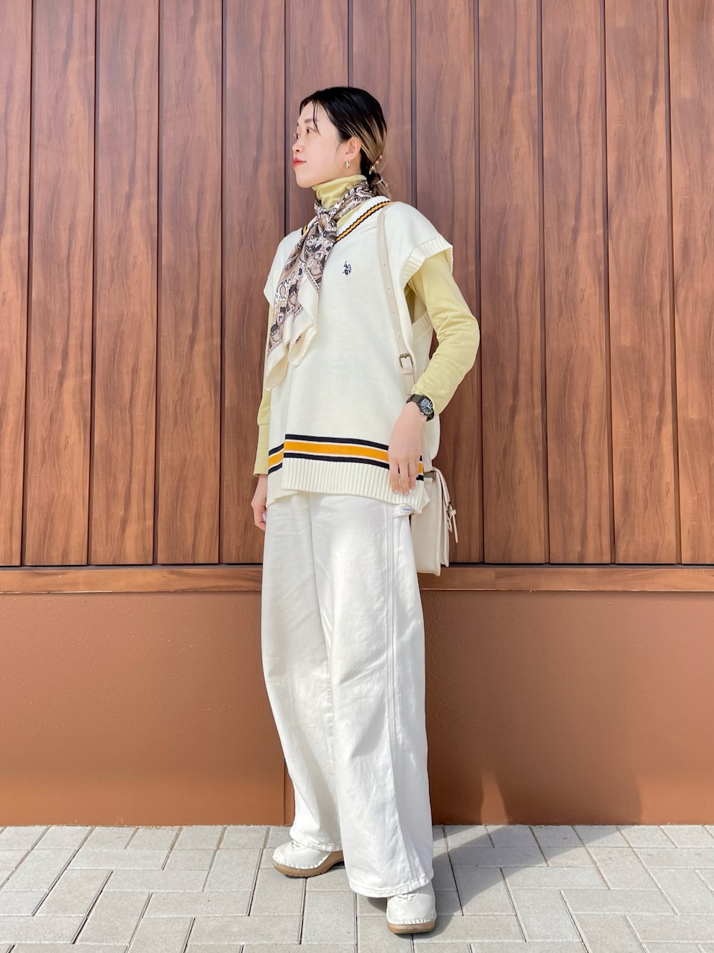 「ニットベスト、チルデンベスト、チルデンニット、ベストコーデ、淡色コーデ、淡色女子、レイヤードスタイル、スカーフ、スカーフアレンジ、白パンツ、ホワイトコーデ、イエロー、U.S.POLO ASSN.、オトナカジュアル、休日コーデ」｜「troentorpのアイテム（シューズ、ホワイト系）」を使った、CHIHIROさん（レディース・161cm）の冬コーディネートの1枚目の写真