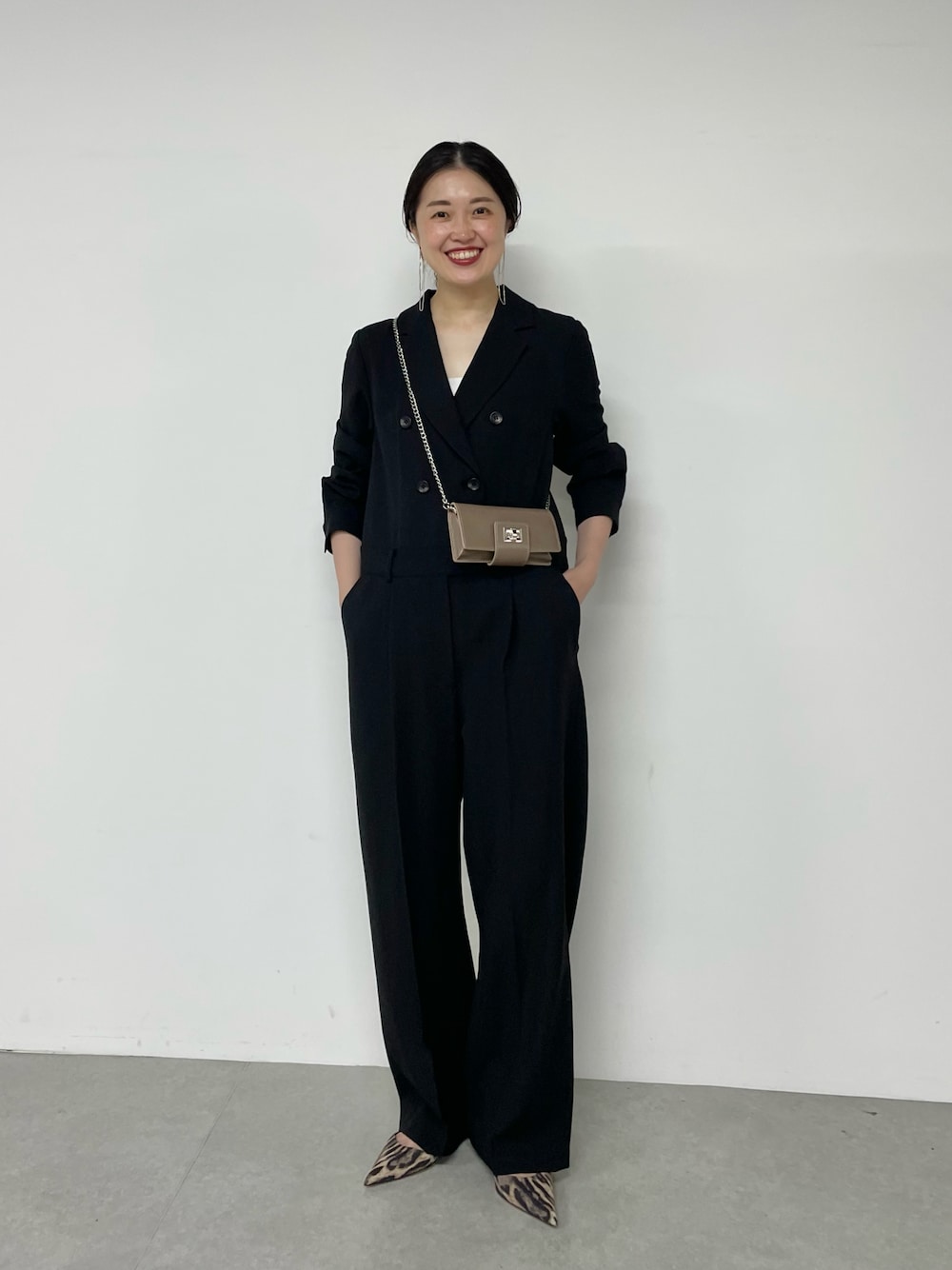 「韓国ファッション、オールブラック、オールインワン、ジャンプスーツ、テーラード、ブラックコーデ、ハンサムコーデ、大人カジュアル、大人コーデ、ラクチンコーデ、パンツスタイル、チェーンバッグ、ミニバッグ、30代コーデ、骨格ウェーブ」｜「THE PAUSEの【THE PAUSE】テーラーカラージャンプスーツ（つなぎ/オールインワン、ブラック系）」を使った、CHIHIROさん（レディース・161cm）の夏コーディネートの1枚目の写真