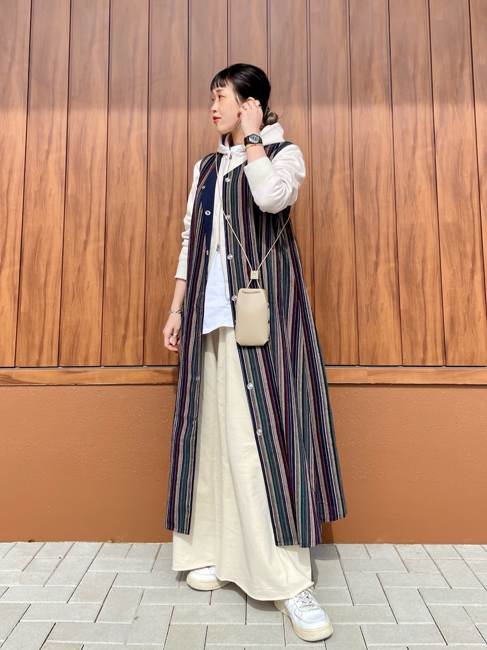 「はじめましてコーデ、カラー×コーデ、ロングワンピース、レイヤードスタイル、白スニーカー、スウェットパンツ、ストライプ、パーカー、パーカーコーデ、ベージュ、ベージュコーデ、ストライプワンピース、ワンピース×スニーカー、ワンピース、オトナカジュアル」｜「CIAOPANICのウエストギャザーイージーパンツ（その他パンツ、ベージュ系）」を使った、CHIHIROさん（レディース・161cm）の春コーディネートの1枚目の写真