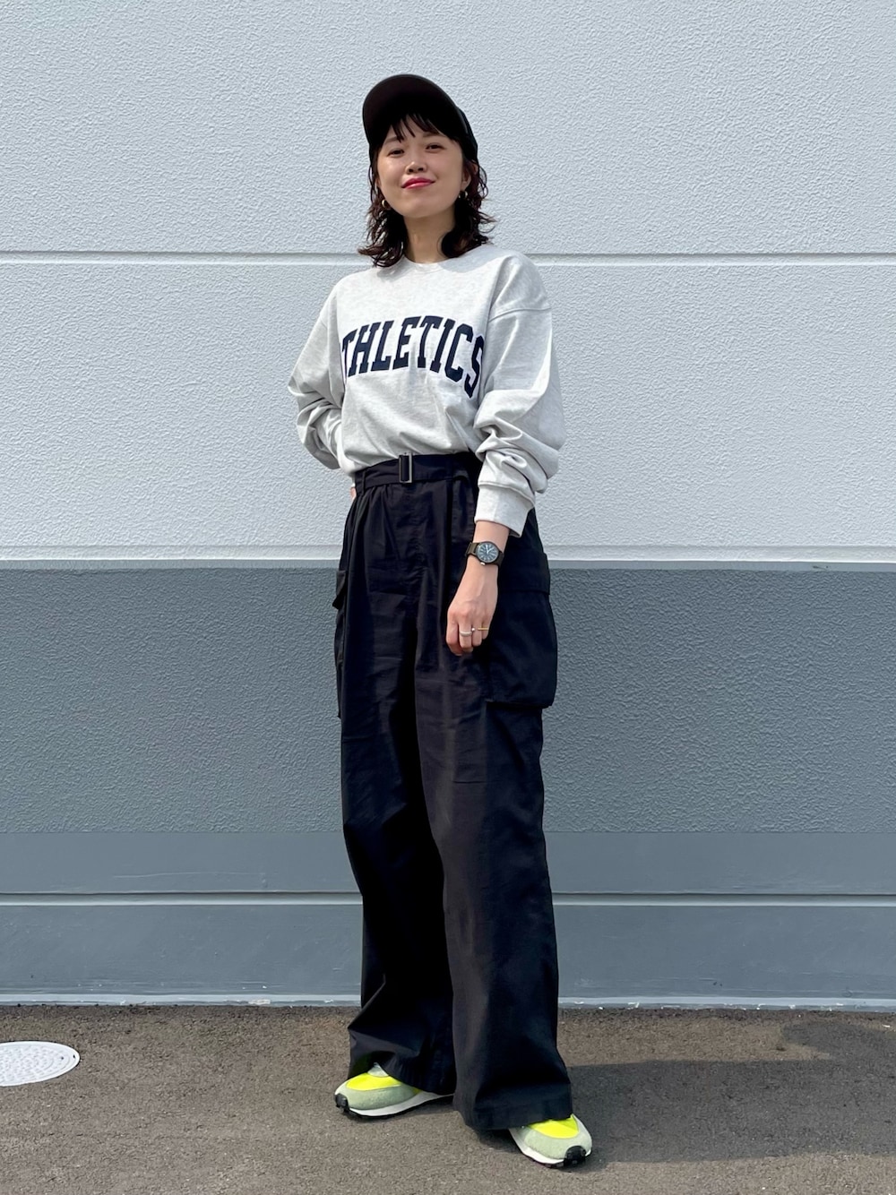 「タックイン、モノトーン、ストリート、プチプラ、秋服準備はじめました、ハイウエスト、大人カジュアル、ラフコーデ、秋先取りコーデ、秋コーデ、ゆるコーデ、スウェット、ロゴスウェット、キャップ、カーゴパンツ」｜「CIAOPANICのワイドカーゴパンツ（カーゴパンツ、ブラック系）」を使った、CHIHIROさん（レディース・161cm）の夏コーディネートの1枚目の写真