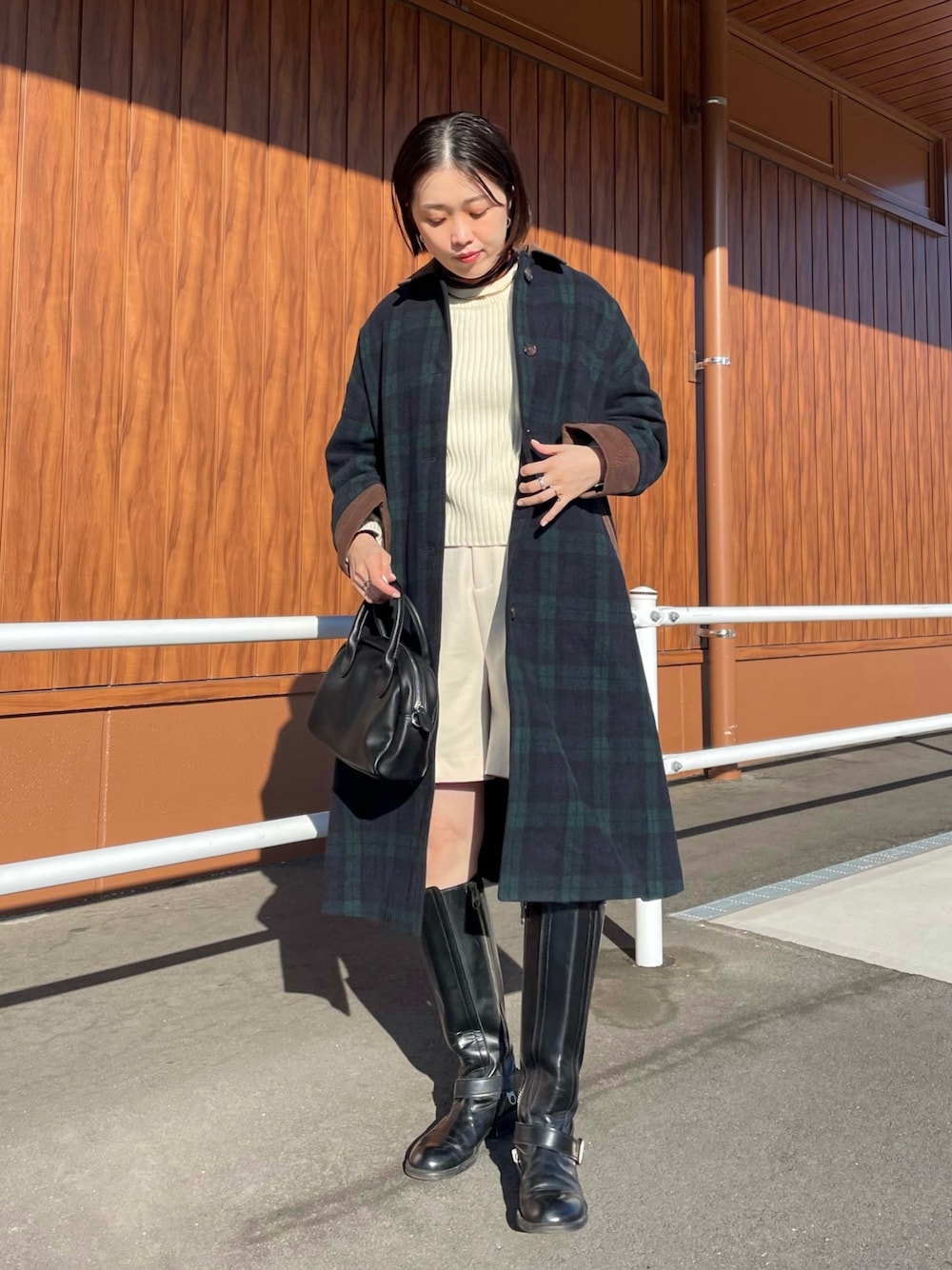「クリスマスに着たい服、ロングブーツ、マイベストコーデ2022、ショートパンツ、チェック、オトナ女子、グリーン、シンプル、チェックコート、白ニット、ブラックウォッチ、クリスマス、デートスタイル（WOMEN）、オトナカジュアル、休日コーデ」｜「CPCMのアウトリンキングリブニット（ニット/セーター、ホワイト系）」を使った、CHIHIROさん（レディース・161cm）の冬コーディネートの1枚目の写真