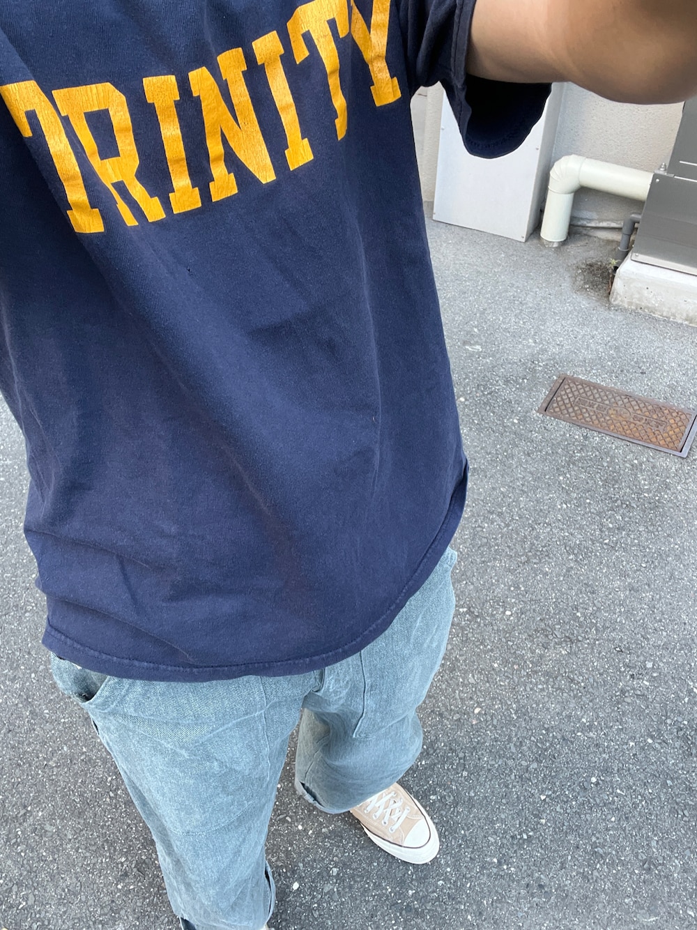 ブルー系のTシャツ/カットソー、その他のその他パンツ、ベージュ系のスニーカーを着用したメンズの夏コーディネートの1枚目の写真