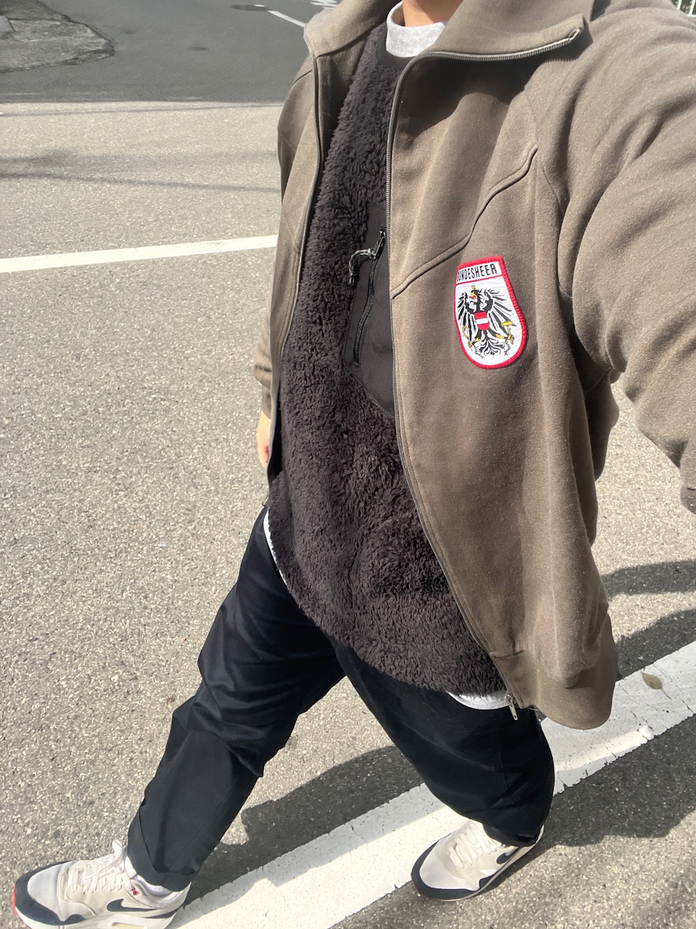 「休日コーデ、ミリタリー、オーストリア軍、ロスガトスクルー、patagonia、パタゴニア、アウトドアスタイル、軍パン、フランス軍、M-52、ツータック、チノパン、エアマックス、AIR MAX、NIKE」｜「WAIPER.incのフランス軍 1950～60年代 M-52 ヴィンテージ ツータック WESTPOINT テーパードチノトラウザー WAIPER.inc（チノパンツ、ブルー系）」を使った、applesinstereoさん（メンズ・179cm）の冬コーディネートの1枚目の写真
