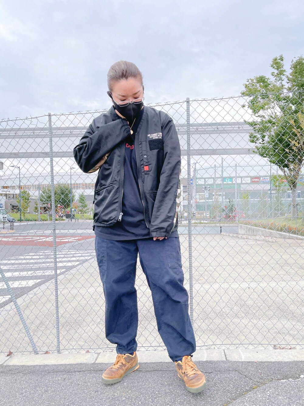「カジュアル、ブラックコーデ、AVIREX、ノーカラー、ナイロンジャケット、秋服、モノトーンコーデ、ジップカーディガン、襟なしジャケット、ジップカーデ」｜「AVIREXのシンプルシックM-65パンツ/SIMPLE THIC M-65PANTS（カーゴパンツ、ブルー系）」を使った、misiaさん（レディース・165cm）の秋コーディネートの1枚目の写真