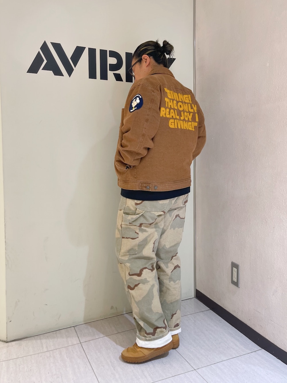 ベージュ系のその他パンツ、ブラック系のTシャツ/カットソー、ブラウン系のデニムジャケットを着用したレディースの秋コーディネートの1枚目の写真