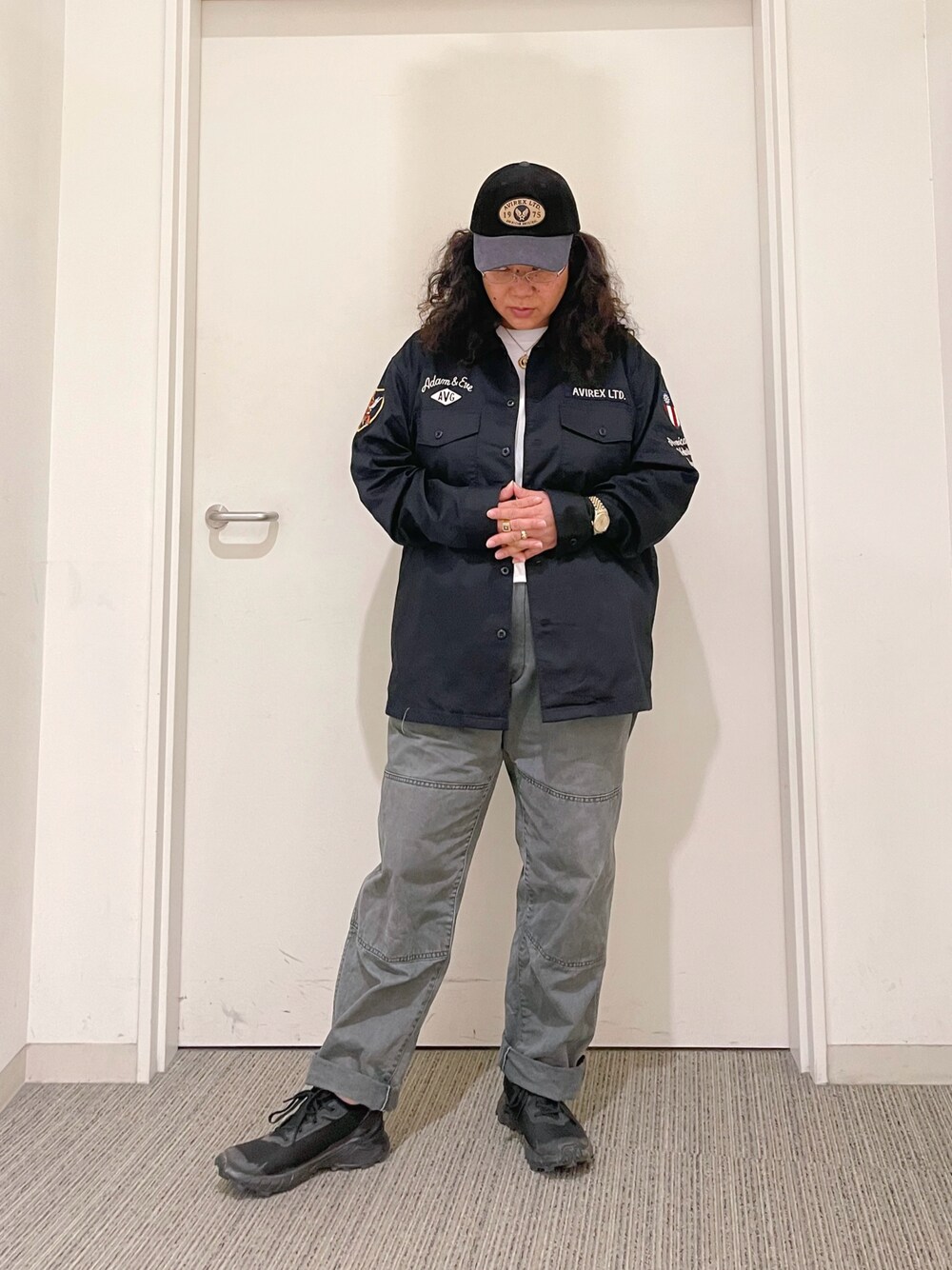 ブラック系のその他パンツ、ブラック系のシャツ/ブラウス、ブラック系のキャップを着用したレディースの夏コーディネートの1枚目の写真