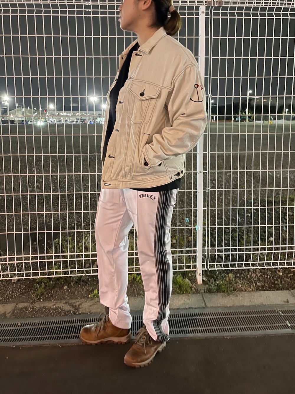 「デニム、AVIREX、ジャージ、スポーツミックス、Gジャン、パンツスタイル、カジュアルコーデ、ラインパンツ、AVIREXBelle、白デニムジャケット」｜「AVIREXのトラック パンツ / TRACK PANTS / アヴィレックス / AVIREX（その他パンツ、ホワイト系）」を使った、misiaさん（レディース・165cm）の冬コーディネートの1枚目の写真