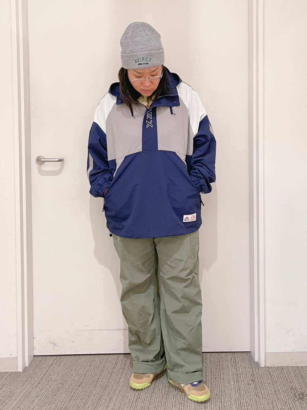 「ニットキャップ、ストリート、AVIREX、カーゴパンツ、休日スタイル、アノラックパーカー、カジュアルコーデ、ラクチンコーデ、ルーズシルエット、秋アウター」｜「AVIREXのLIGHT COTTON FATIGUE PANTS / ライトコットン ファティーグ パンツ / AVIREX / アヴィレックス（カーゴパンツ、グリーン系）」を使った、misiaさん（レディース・165cm）の秋コーディネートの1枚目の写真