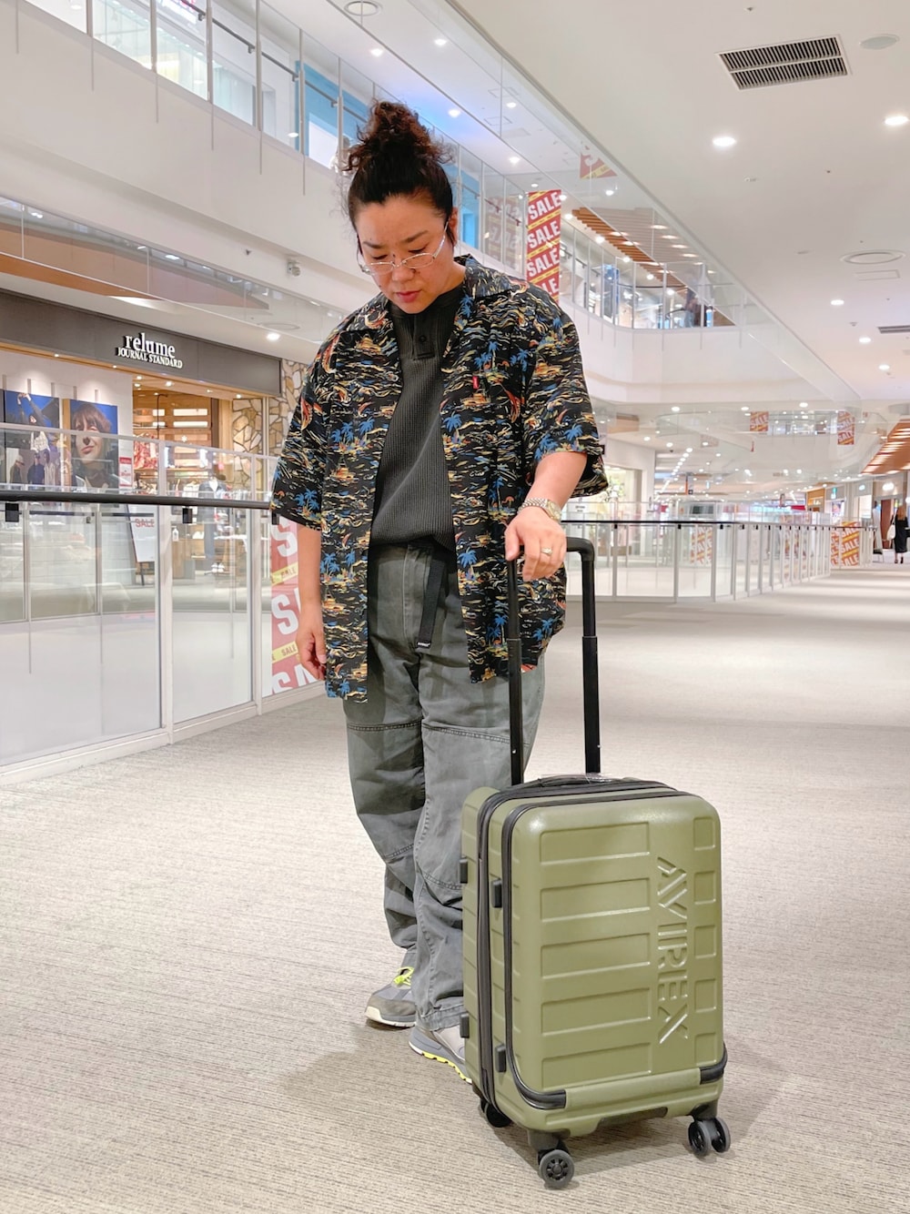 「カジュアル、アメカジ、AVIREX、SCHOTT、キャリーケース、楽チンコーデ、夏コーデ、アロハシャツ、旅行コーデ、夏ファッション」｜「AVIREXのPIGMENT UTILITY EASY PANTS / ピグメント ユーティリティ イージーパンツ / AVIREX / アヴィレックス（その他パンツ、ブラック系）」を使った、misiaさん（レディース・165cm）の夏コーディネートの1枚目の写真