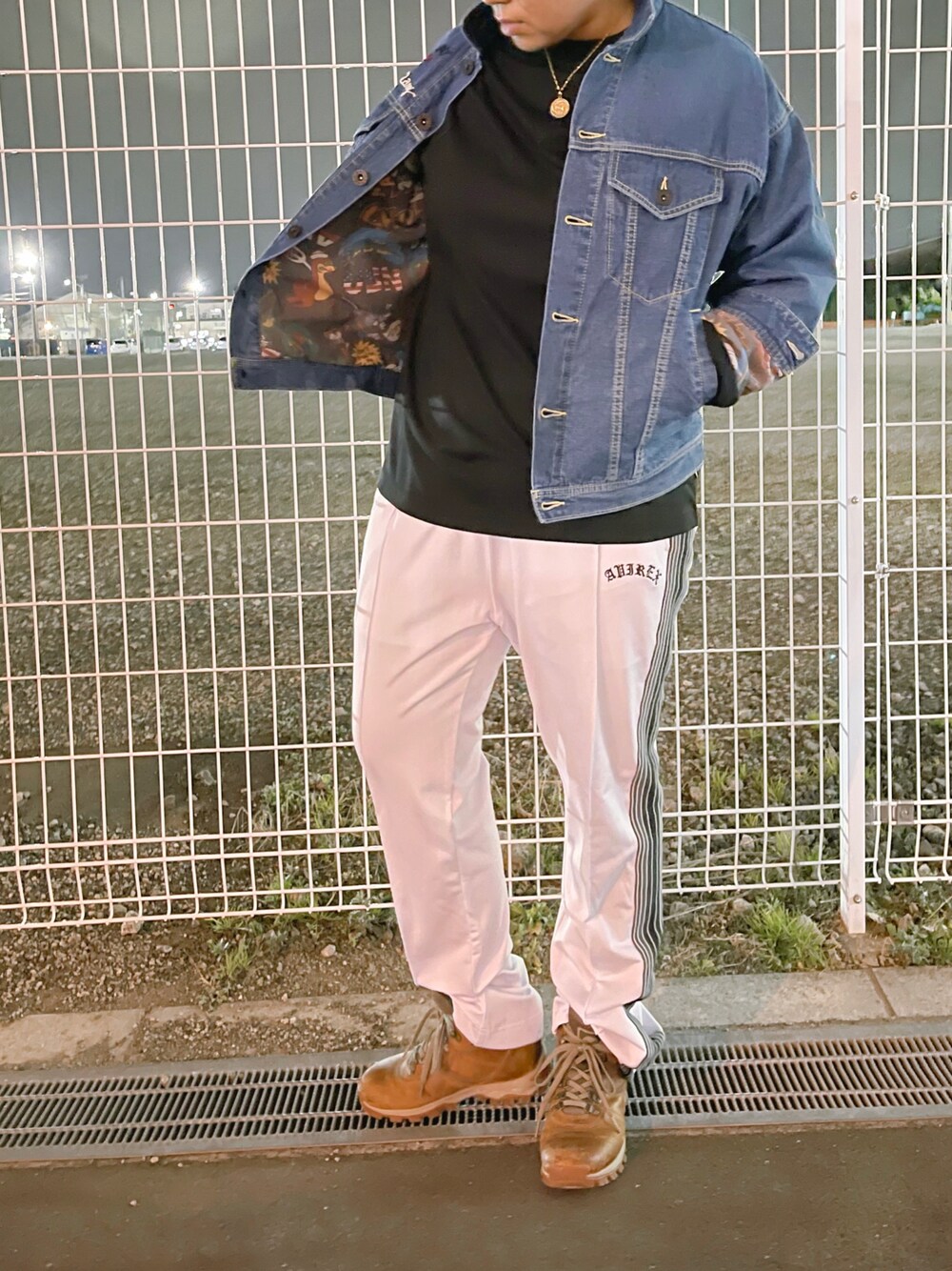 「デニムジャケット、AVIREX、ジャージ、Gジャン、リラックススタイル、Timberland、ジャージーパンツ、ブーツスタイル、ラインパンツ、AVIREXBelle」｜「AVIREXのトラック パンツ / TRACK PANTS / アヴィレックス / AVIREX（その他パンツ、ホワイト系）」を使った、misiaさん（レディース・165cm）の冬コーディネートの1枚目の写真