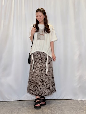 「SHOO・LA・RUE（シューラルー）の【ひんやり/体型カバー】プリントデザインが目を惹く 裾シャーリングTシャツ（Tシャツ/カットソー、ホワイト系）」を使った、おうめさん（レディース）の夏コーディネート