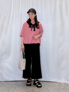 「SHOO・LA・RUE（シューラルー）の【ひんやり/体型カバー】首元すっきり ゆるバックギャザーTシャツ（Tシャツ/カットソー、ピンク系）」を使った、おうめさん（レディース）の夏コーディネート