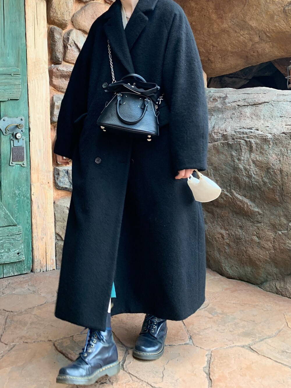 「Maison MargielaのMaison Margiela - 5ac Mini Leather Cross Body Bag - Womens - Black（ショルダーバッグ、ブラック系）」を使った、tomi.さん（レディース・165cm）の冬コーディネートの1枚目の写真