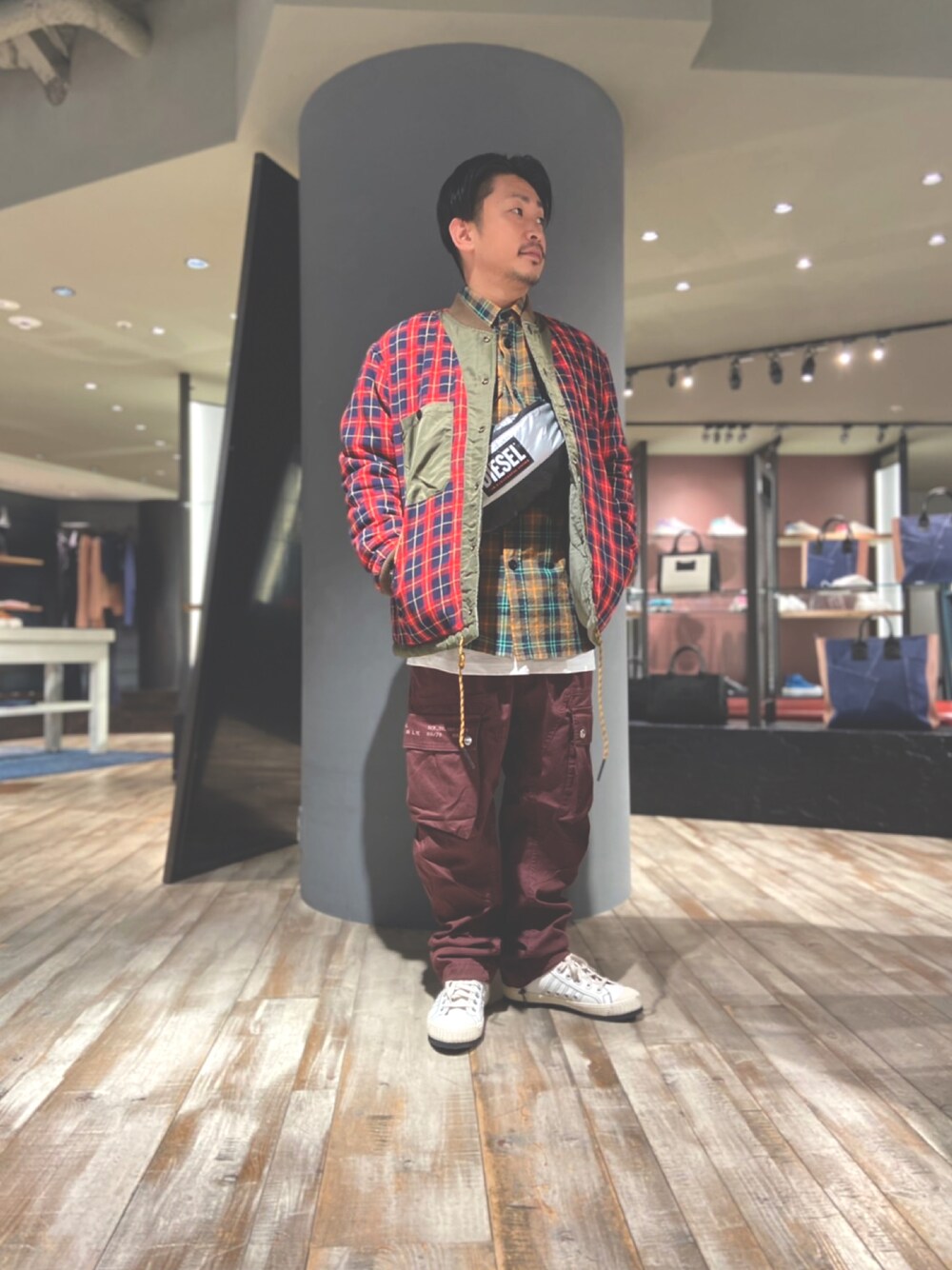「白スニーカー、シャツコーデ、カジュアルコーデ、秋のコーデ、カーゴパンツ、柄シャツ、チェックシャツ」｜「DIESELのメンズ パンツ ワークパンツ オーガニックコットン（カーゴパンツ、レッド系）」を使った、50481さん（メンズ・165cm）の秋コーディネートの1枚目の写真
