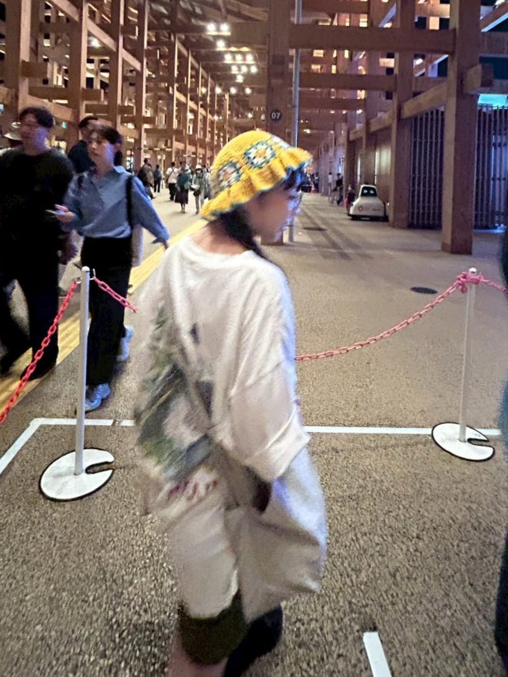 ホワイト系のショルダーバッグを着用したレディースの秋コーディネートの1枚目の写真