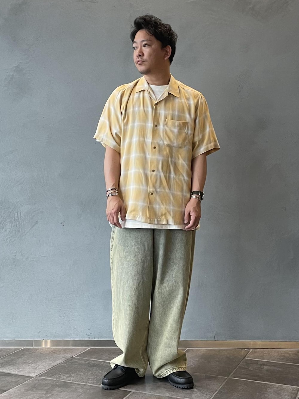 三浦準矢さんの「レーヨン オンブレチェック ハーフスリーブ オープンカラーシャツ（ADAM ET ROPE'）」を使ったコーディネートの1枚目の写真