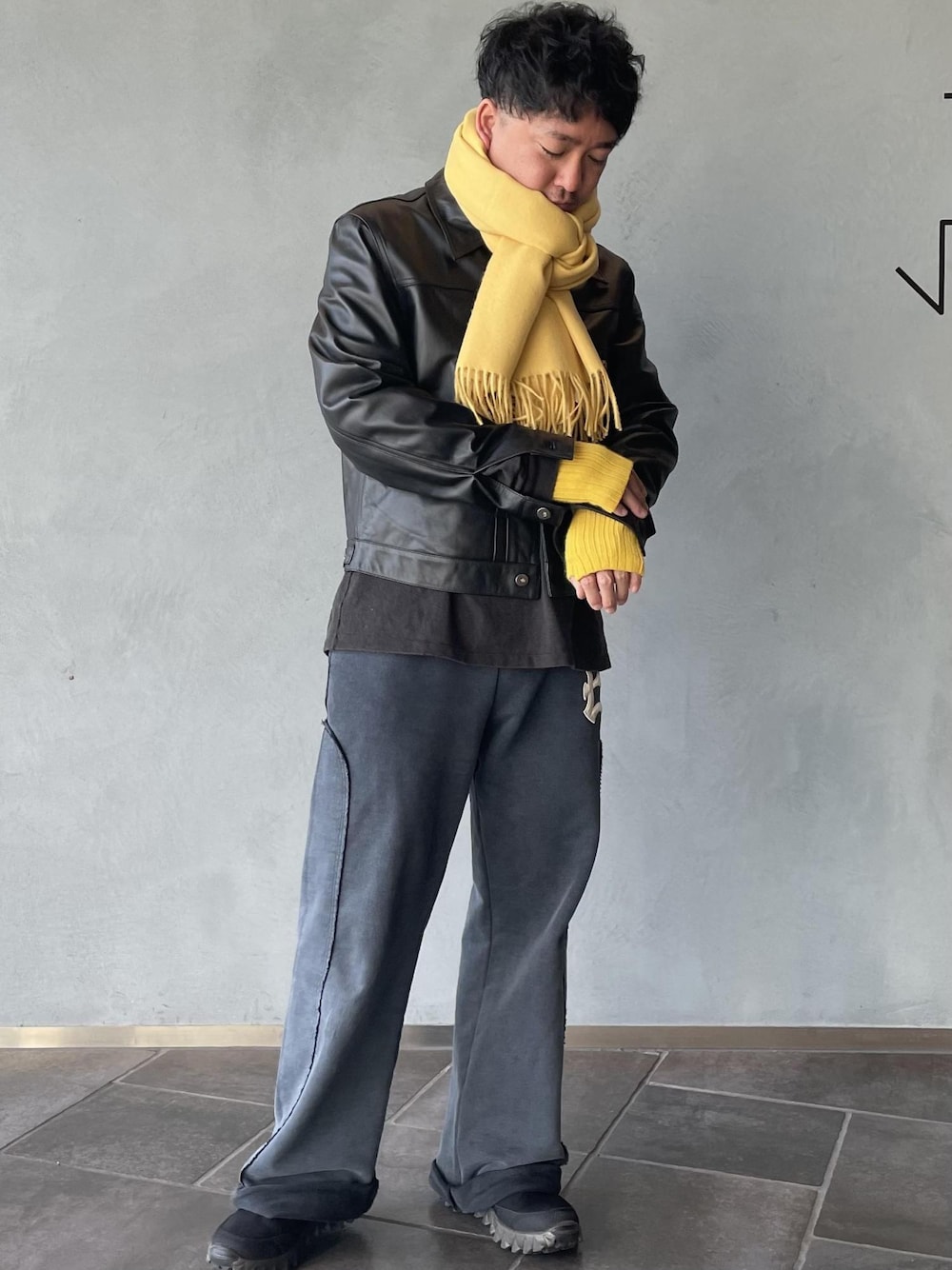三浦準矢さんの「【THE INOUE BROTHERS...together with ADAM ET ROPE'】大判ストール / UNISEX（THE INOUE BROTHERS）」を使ったコーディネートの1枚目の写真