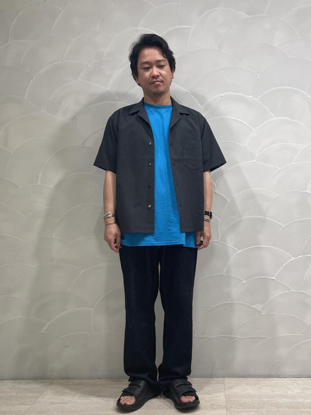 「ルミネ10%OFF、ルミネ10%、LUMINE10%、LUMINE10%OFF、ルミ10、HOMME、低身長、カジュアル、セットアップ、セットアップ対応、春、夏、春コーデ、夏コーデ、春ファッション」｜「ADAM ET ROPE'の洗えるセットアップ【RIRANCHA】オープンカラーシャツ ＆ イージーパンツ / 防シワ性 / ユニセックス（セットアップ、グリーン系）」を使った、三浦準矢さん（メンズ・166cm）の春コーディネートの1枚目の写真