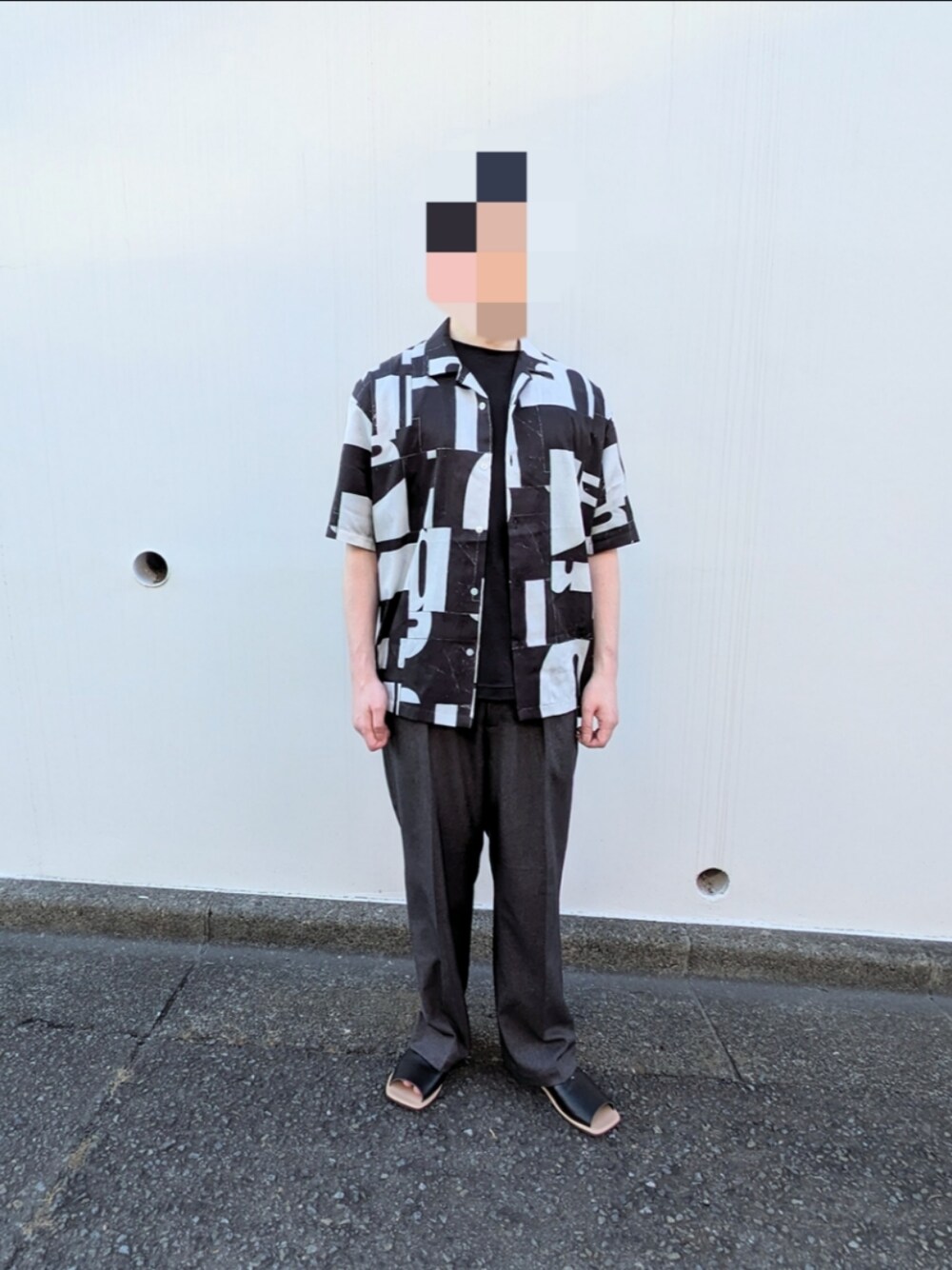 「おしゃれさんと繋がりたい、シャツスタイル、モノトーン、きれいめカジュアル、休日コーデ、お出かけコーデ、今日のコーデ、夏コーデ、ワイドパンツ、オトナカジュアル、メンズコーデ、モード、アツいコーデ全部見せ」｜「08sircusのアイテム（シャツ/ブラウス、ブラック系）」を使った、Astroさん（メンズ・168cm）の夏コーディネートの1枚目の写真