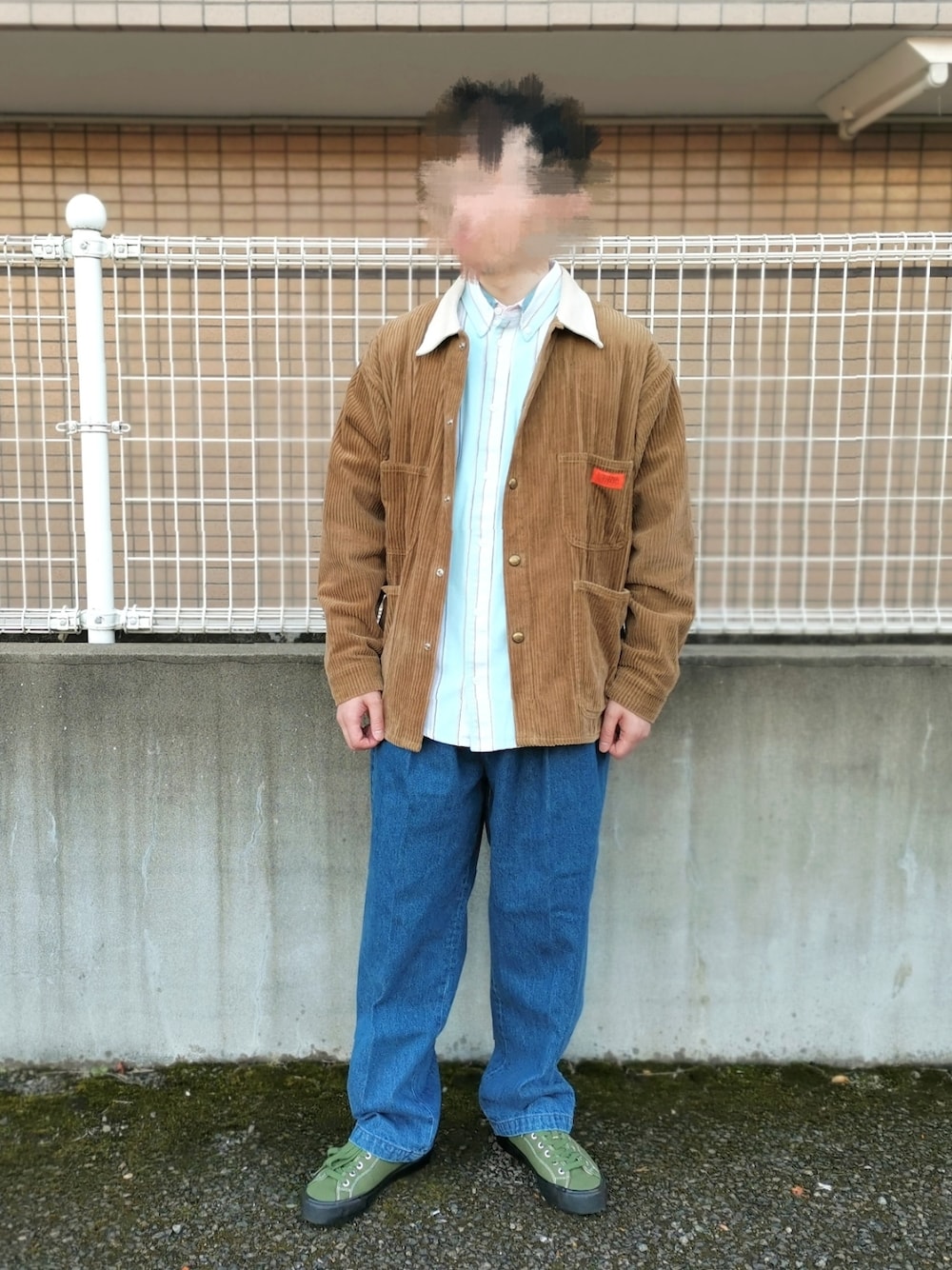 「春服、休日コーデ、きれいめカジュアル、デニム、ワイドパンツ、シャツスタイル、大人コーデ、大人カジュアル、スニーカー」｜「ZARAのアイテム（シャツ/ブラウス、ホワイト系）」を使った、Astroさん（メンズ・168cm）の春コーディネートの1枚目の写真