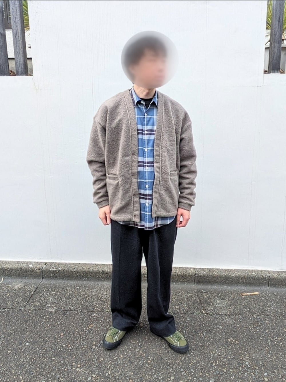 「大人カジュアル、カジュアル、休日スタイル、カジュアルコーデ、オトナカジュアル、おしゃれさんと繋がりたい、スニーカー、春、シャツスタイル、大人コーデ、淡色コーデ、いいね、save、フォローお願いします🤑、チェック、カーディガン」｜「WELLDERのアイテム（シャツ/ブラウス、ブルー系）」を使った、Astroさん（メンズ・168cm）の春コーディネートの1枚目の写真
