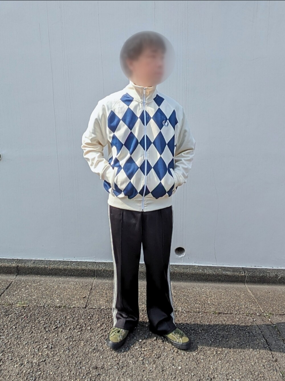 「カジュアル、シンプル、休日スタイル、カジュアルコーデ、オトナカジュアル、おしゃれさんと繋がりたい、お洒落さんとつながりたい、スニーカーコーデ、はるコーデ、春服コーデ、いいね、save、フォローお願いします🤑、韓国ファッション、モノトーンコーデ」｜「FRED PERRYのアイテム（ジャージ、ホワイト系）」を使った、Astroさん（メンズ・168cm）の春コーディネートの1枚目の写真