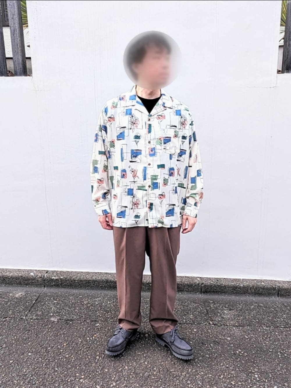「大人カジュアル、シンプルコーデ、カジュアルコーデ、オトナカジュアル、休日スタイル、春、おしゃれさんと繋がりたい、シャツスタイル、スラックス、お洒落さんとつながりたい、いいね、save、フォローお願いします🤑、オーバーサイズ、大人コーデ」｜「JUNREDのハンドペイントプリントルーズシャツ（シャツ/ブラウス、ホワイト系）」を使った、Astroさん（メンズ・168cm）の春コーディネートの1枚目の写真