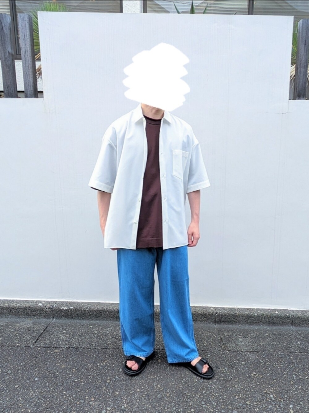 「きれいめカジュアル、シンプル、シンプルコーデ、オトナカジュアル、休日スタイル、おしゃれさんと繋がりたい、お洒落さんとつながりたい、韓国ファッション、ワイドパンツ、デニムパンツ、オーバーサイズ、今日のコーデ、シャツコーデ、お出かけコーデ、サンダル」｜「CINOHの【CINOH/チノ】EX. COTTON JERSEY BIG T-SHIRT/コットンジャージービックTEE（Tシャツ/カットソー、ブラウン系）」を使った、Astroさん（メンズ・168cm）の秋コーディネートの1枚目の写真
